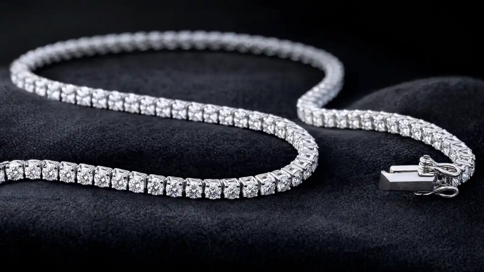 Cover Image for What Is a Tennis Bracelet? Fit, Sizing and How to Buy One
